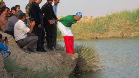 ثبت رکورد ملی شناورشدن روی آب با دست و پای بسته توسط جانباز دشتستانی در روز جانباز