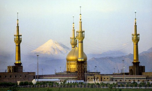 زائران سیستانی با لباس متحدالشکل در بزرگداشت ارتحال امام خمینی(ره) شرکت می کنند