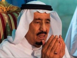 نماز خواندن ملک سلمان با کفش در داخل خانه خدا + عکس