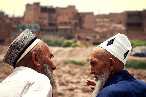 چینی ها از مسلمانان اویغور قسم می گیرند که روزه بخورند!