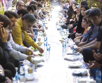 اولین سفره افطار خیابانی در تهران 