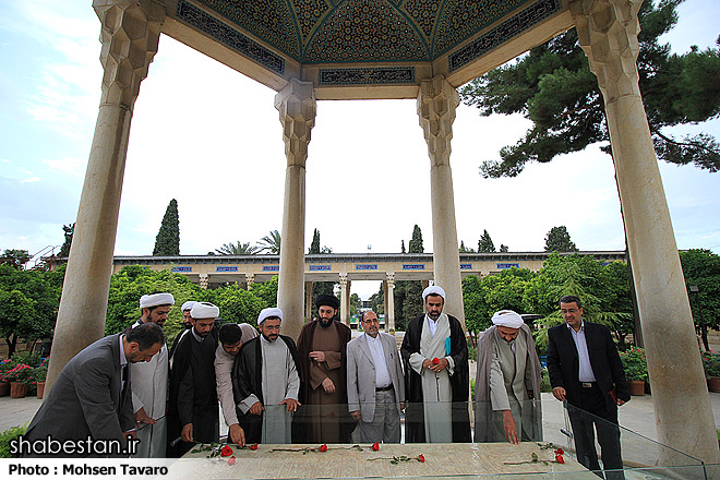 اعضای شورای هماهنگی بزرگداشت دهه کرامت کشور به زیارت آرامگاه حافظ شیرازی رفتند