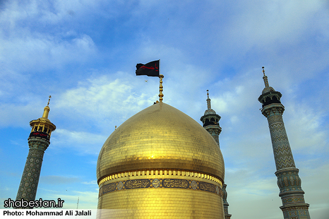 پرچم حرم امام حسین(ع) بر گنبد حرم حضرت معصومه(س) به اهتزار درمی‌آید