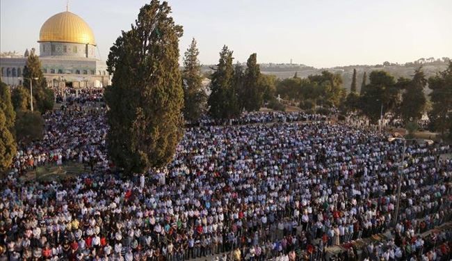 اقامه نماز بیش از ۲۰ هزار نمازگزار فلسطینی در مسجدالاقصی