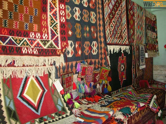 آغاز به کار اولین بازار روز صنایع دستی در کرمانشاه/ حمایت از صنعتگران برای حضور در عرصه های ملی