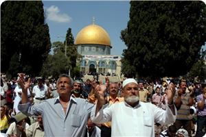 اقامه نماز جمعه هزاران فلسطینی در هوای زمستانی در مسجدالاقصی