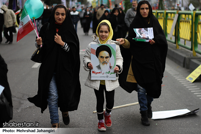 خیابان‌های منتهی به میدان آزادی مملو از جمعیت است/هنوز مراسم رسمی ۲۲ بهمن آغاز نشده است