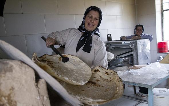 کسب حلال بانوان در نانوایی/ تصاویر