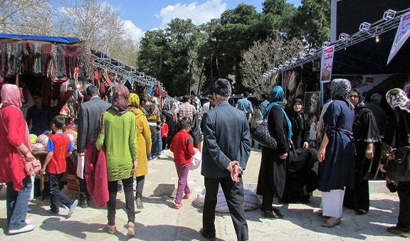 برپایی نمایشگاه صنایع دستی  در محوطه تاریخی طاقبستان کرمانشاه