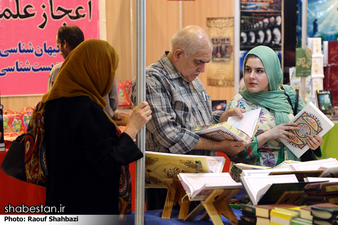 آشنایی مخاطبان با روایات مرتبط با آیات قرآنی و گسترش فرهنگ تدبر در قرآن