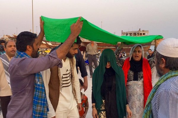 نمایش میدانی آئینی «نذر رضا» در گناوه اجرا شد