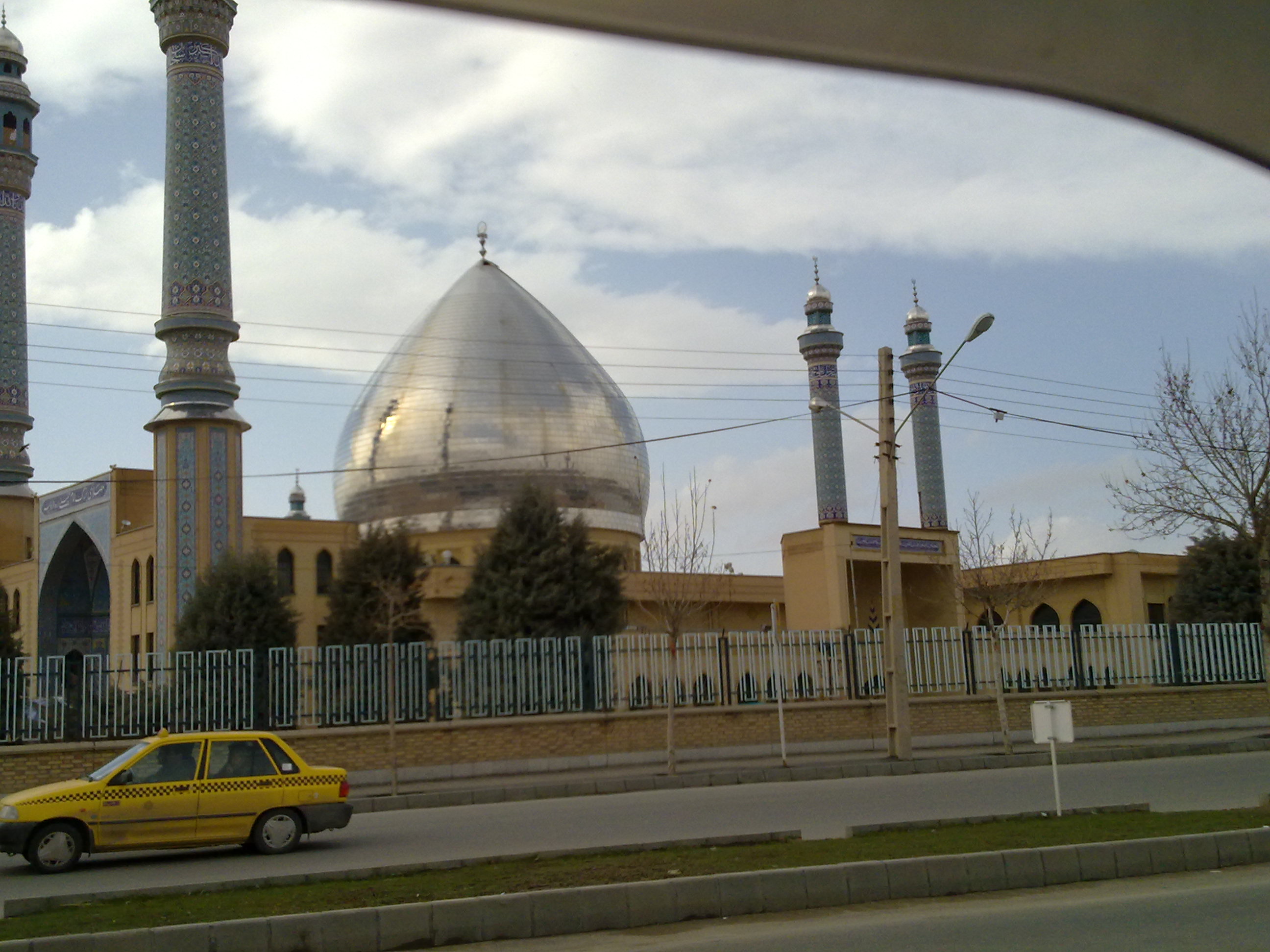 مصلای ارومیه ناتوان از میزبانی کثرت نمازگزاران/ لزوم چاره اندیشی مسئولین مربوطه