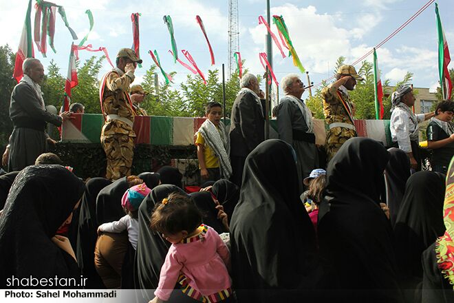 پیکر مطهر ۳۲ شهید دوران دفاع مقدس بر دستان مردم مریوان تشییع شد