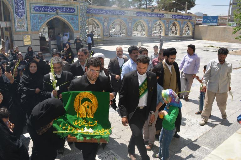 پرچم متبرک آستان قدس رضوی در خمین به اهتزاز در آمد