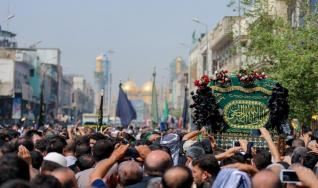 آمادگی  کاظمین برای استقبال از زائران امام جواد(ع)/ پرچم حرم امامین کاظمین «رنگ عزا» گرفت