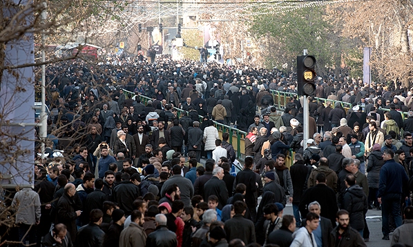 پیکر آیت‌الله هاشمی رفسنجانی با شعار لااله الا الله بر روی دستان مردم قرار گرفت