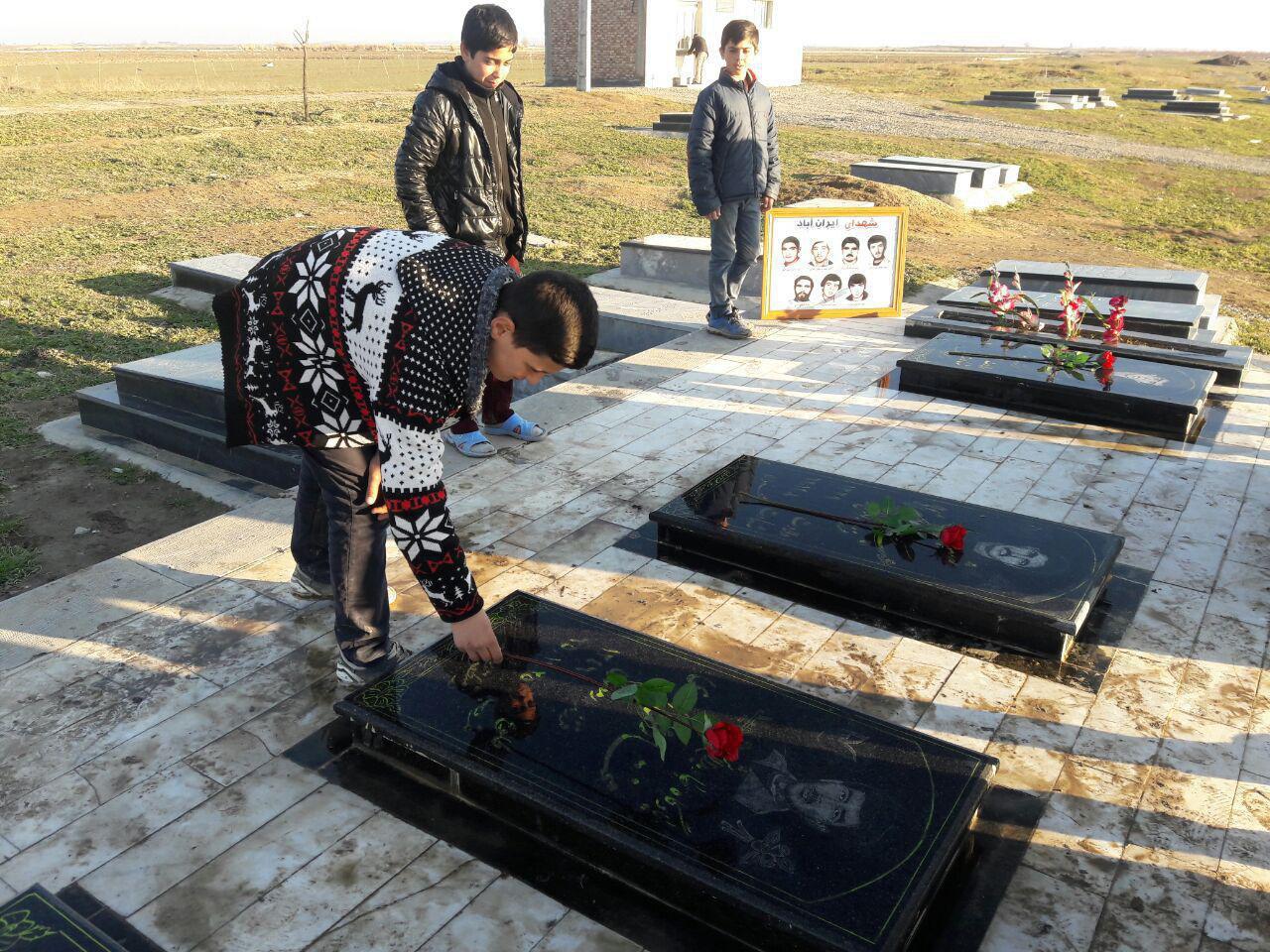 غبارروبی مزار شهدای روستای ایران آباد با حضور اعضای کانون 