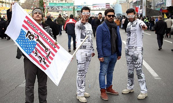 دست‌نوشته‌های شرکت‌کنندگان در راهپیمایی ۲۲ بهمن در پاسخ به گزینه‌های روی میز آمریکا