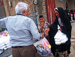 توزیع سبد غذایی هدیه رهبری بین ۳ هزار خانوار نیازمند کرمانشاهی