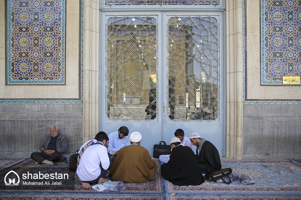 مساجد، راه‌اندازی مدارس علمیه را مقدم بر تمام اقدامات خود بدانند