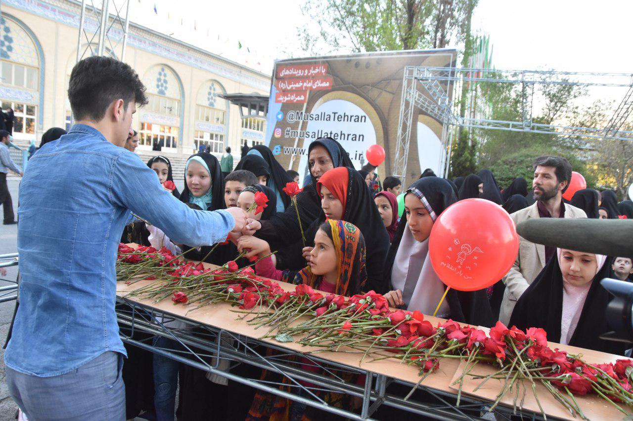 تجلیل از خانواده شهدای قرآنی و مدافع حرم/اهدا شاخه گل رز به میهمانان اولین روز مسابقات