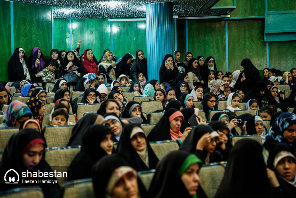 برگزاری کارگاه های آموزشی «محرمانه با دختران» و «بایسته هایی از جنس ندانستن»