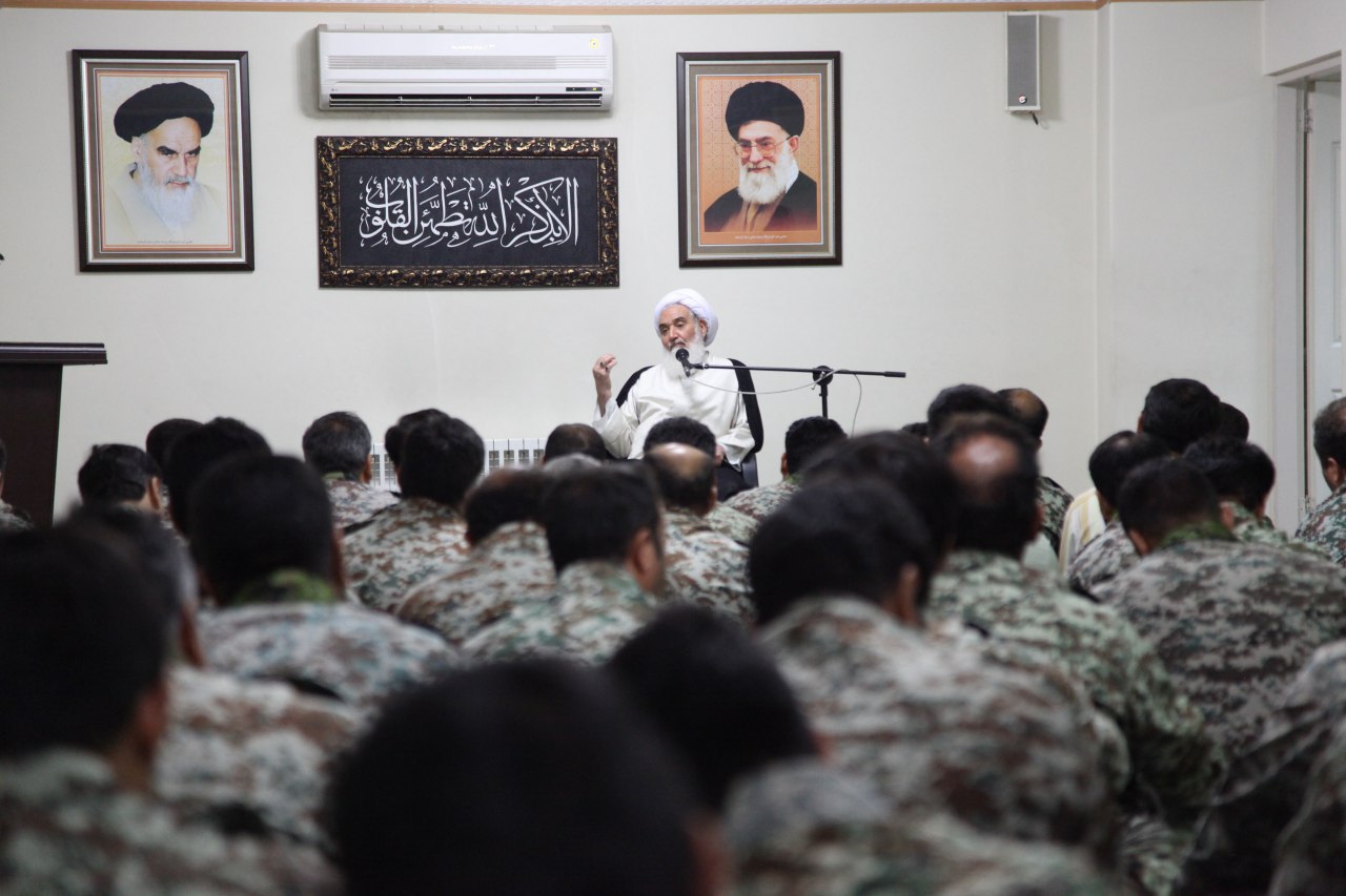 دفاع از نظام اسلامی عبادت است 