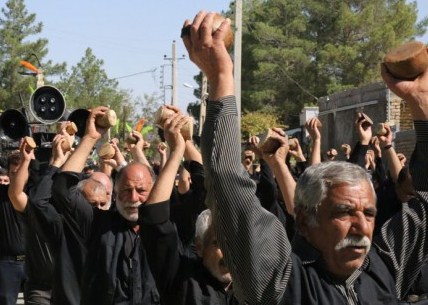 آیین طوق گردانی و سنگ زنی در روستای علاء سمنان برگزار شد