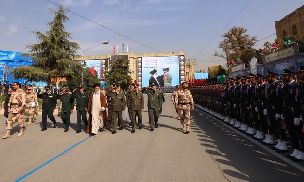 مراسم مشترک دانش‌آموختگی و اعطای سردوشی دانشجویان دانشگاه‌های افسری ارتش با حضور رهبری