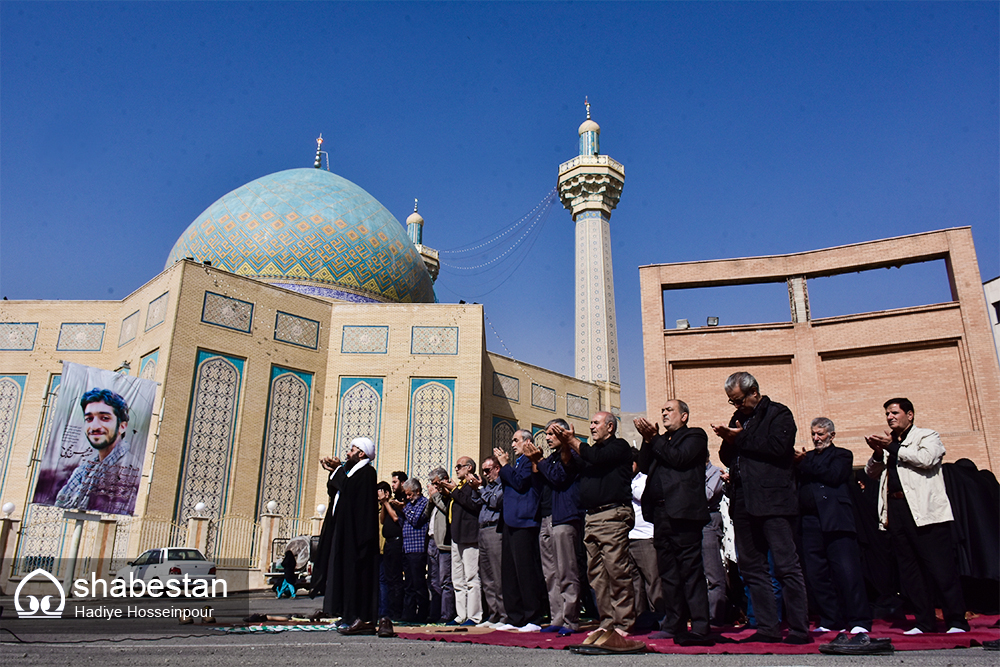  اقامه نماز جماعت مقابل درهای بسته «مسجد جامع نور ولایت» از سرگرفته شد