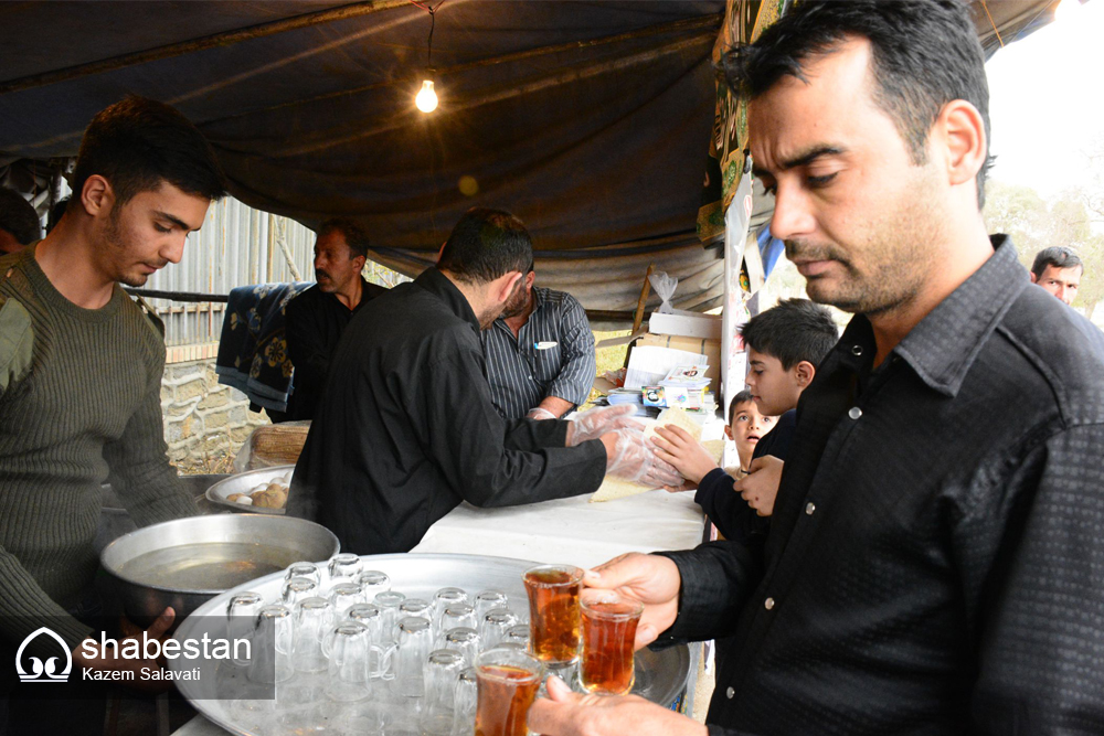 خدمت‌رسانی به زائران اربعین در موكب احمد بن موسی(ع) با قوت در حال انجام است