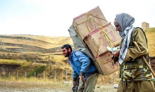 کولبران سیستان و بلوچستان چشم انتظار کارت پیله وری هستند
