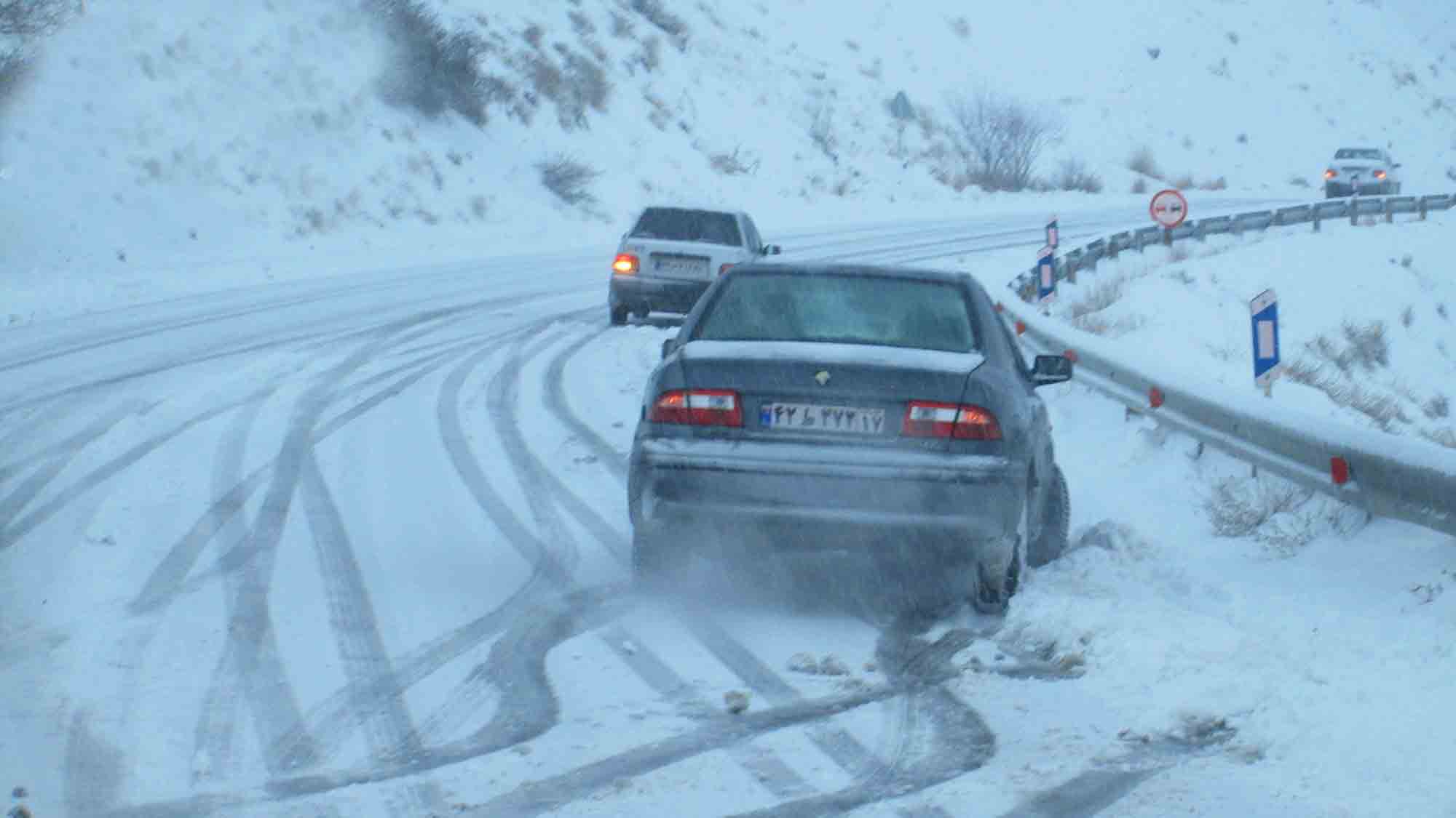 آخرین وضعیت جوی و ترافیکی جاده‌ها/رانندگان زنجیر چرخ همراه داشته باشند