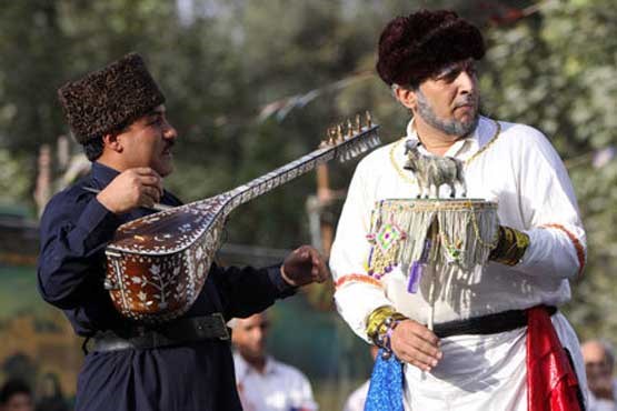 تکم خوانان در آستارا رسيدن نوروز را به مردم نويد می‌دهند