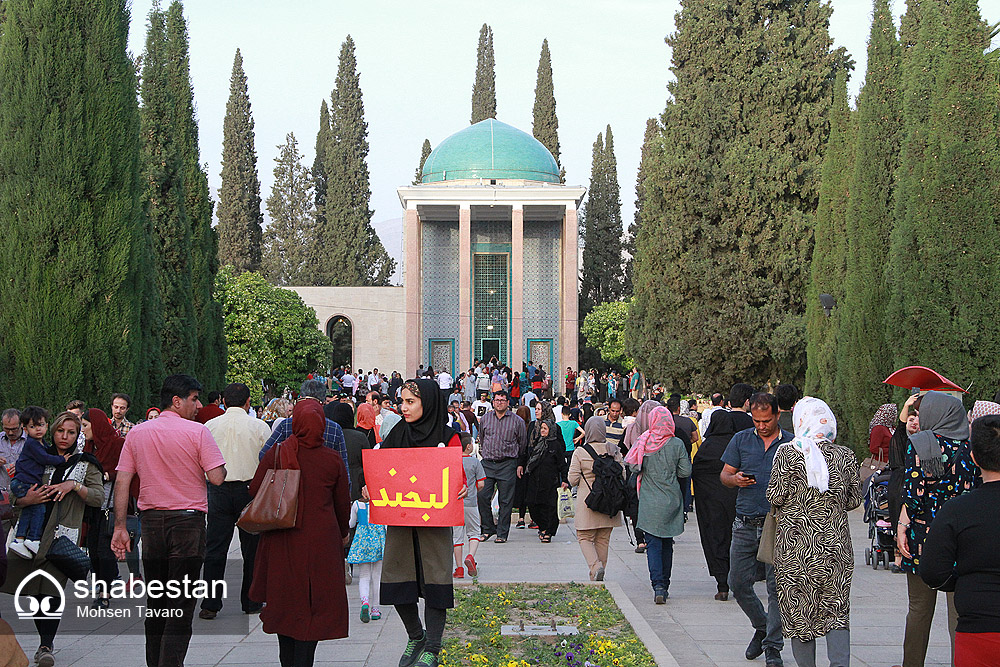 سعدی در پی آن است که  جامعه را با تعالیم اخلاقی فراگیر و بی‌مرز و بی‌زمانش‌ از بدی‌ پاک‌ كند