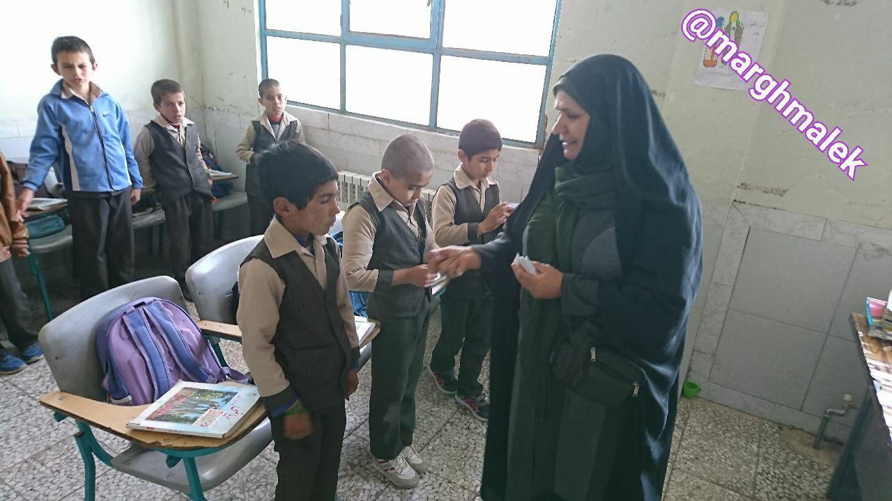 توزیع بن پوشاک بین دانش آموزان در روستای مرغملک