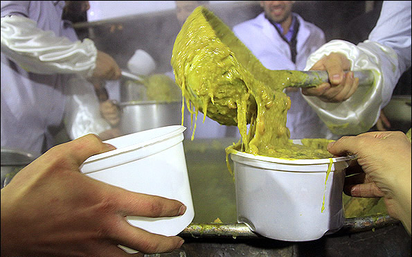 ۷۰۰ کیلوگرم آش نذری توسط یک پزندگی در شیراز بین مردم توزیع شد