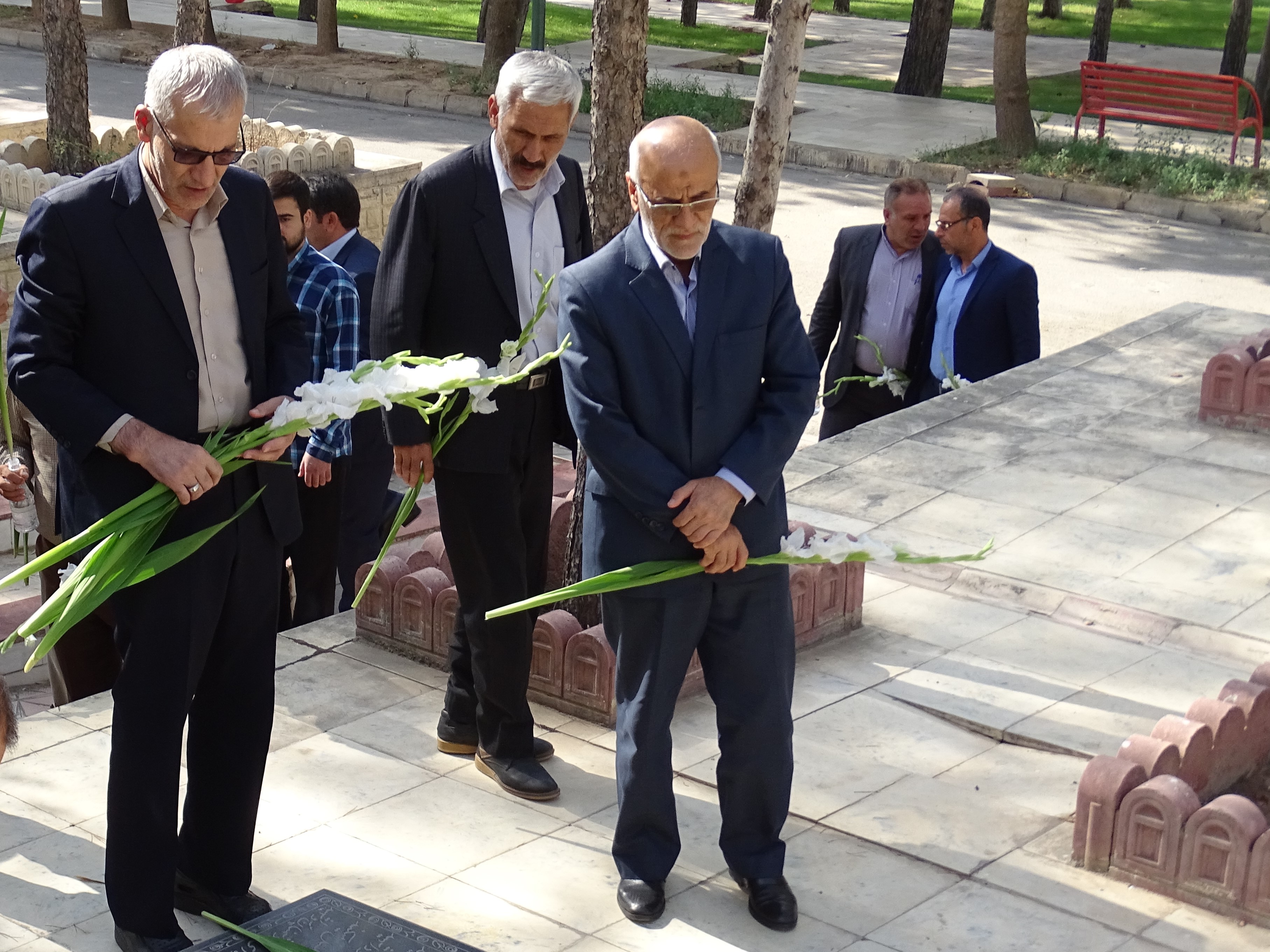 تداوم انقلاب اسلامی در حفظ وحدت و همدلی و توسل به روح شهداست