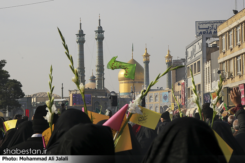 قم غرق در نور و سرور است