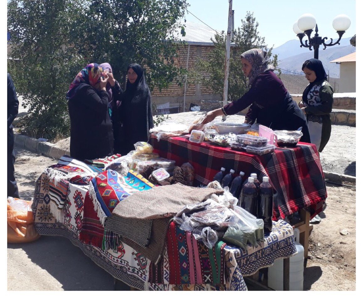 اولین جمعه بازار صنایع دستی روستایی کشور در استان سمنان افتتاح شد