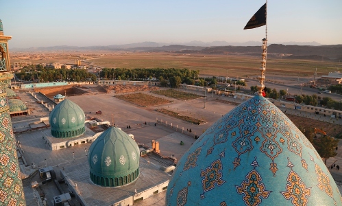 اهتزاز پرچم سرخ «یالثارات الحسین(ع)» بر گنبد فیروزه ای جمکران