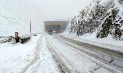 راهداران مشغول بازگشایی راه های کردستان/ برف راه های روستای را مسدود کرد 