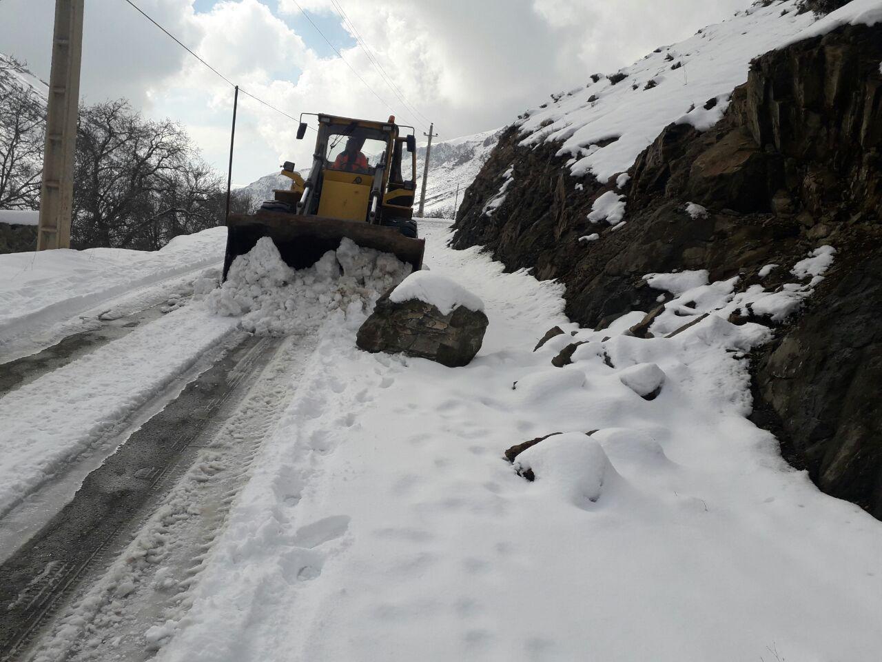 ریزش کوه در محور سنج به وامکوه در شهرستان ساوجبلاغ