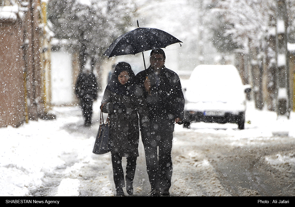 تهران بارانی می شود/ برف بیشتر شهرهای ایران را سفید پوش می کند