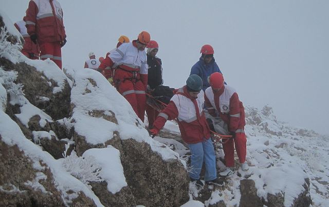 گردشگران گرفتار شده در ارتفاعات برفگیر دزفول نجات یافتند   