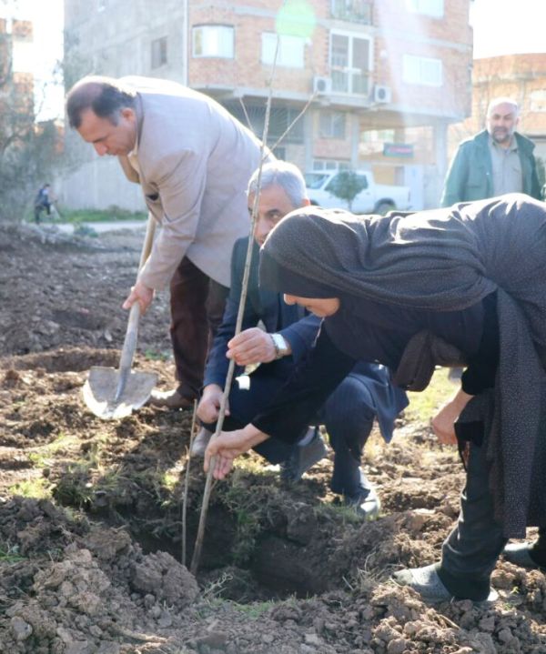 آئین درختکاری در روستای زرندین سفلی برگزار شد  