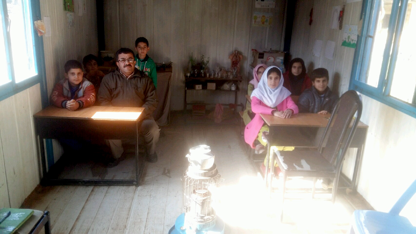 محبت آقا معلم، گرمابخش مدرسه کانکسی دانش‌آموزان روستای خروم