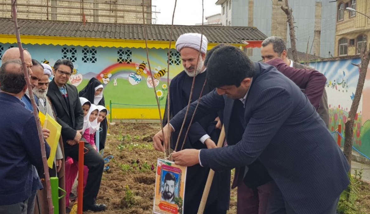 آیین کاشت نهال به نام شهدا در مدارس فومن برگزار شد