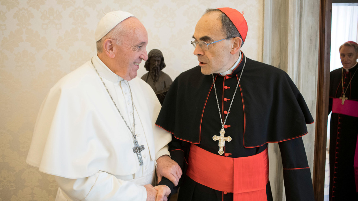 پاپ از پذیرش استعفای کاردینال فرانسوی امتناع کرد! 