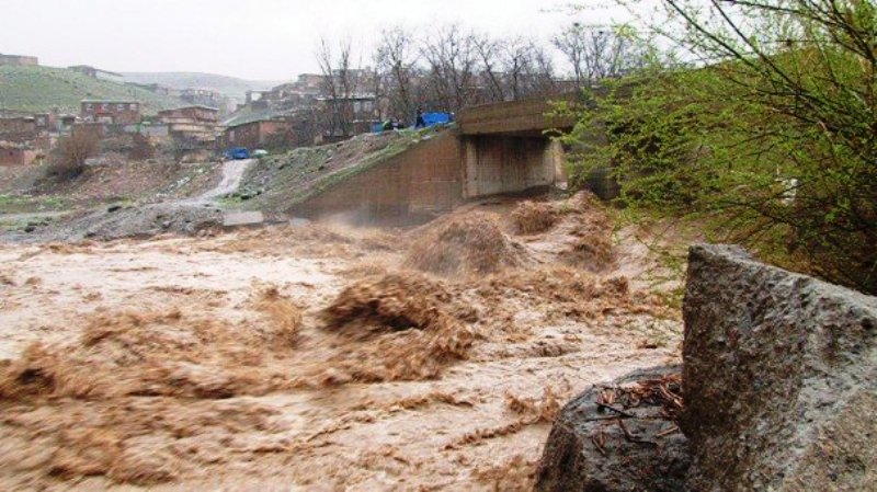 بارش باران و آوار ساختمان در کوهدشت جان یک تن را گرفت